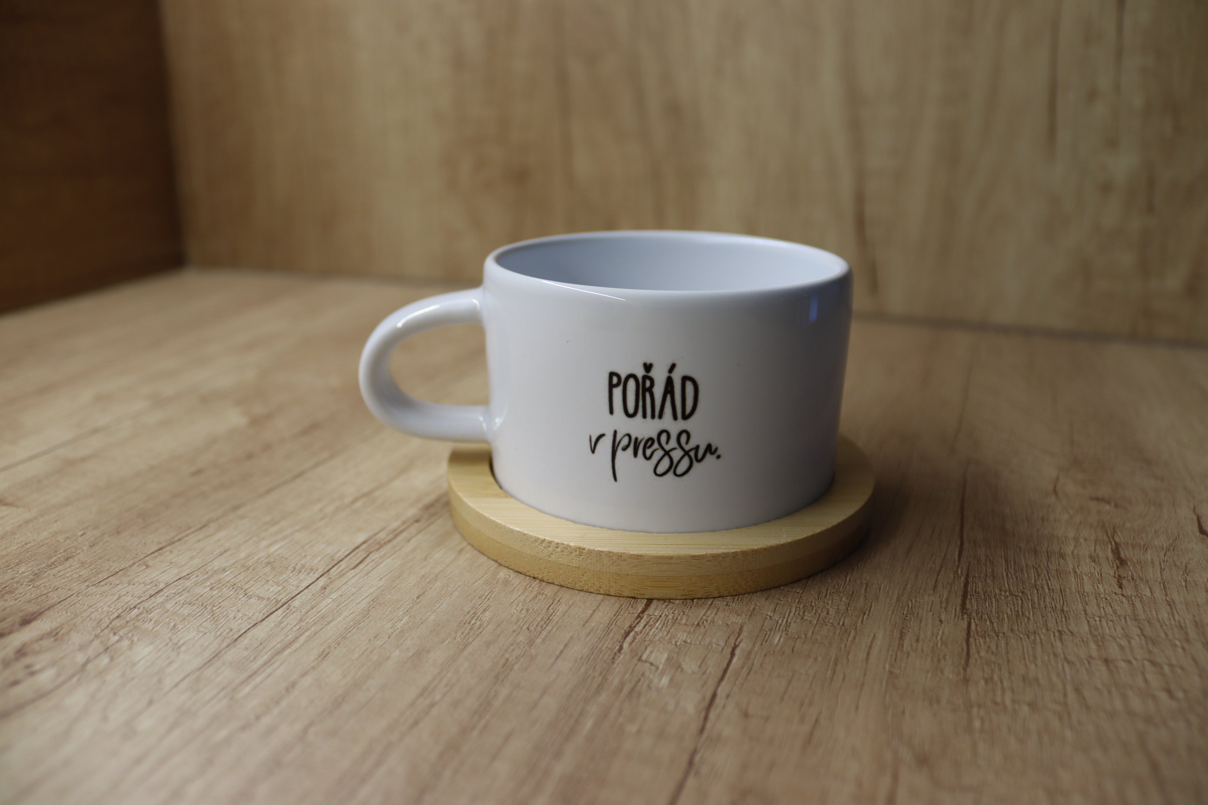 Hrnek "Pořád v pressu".