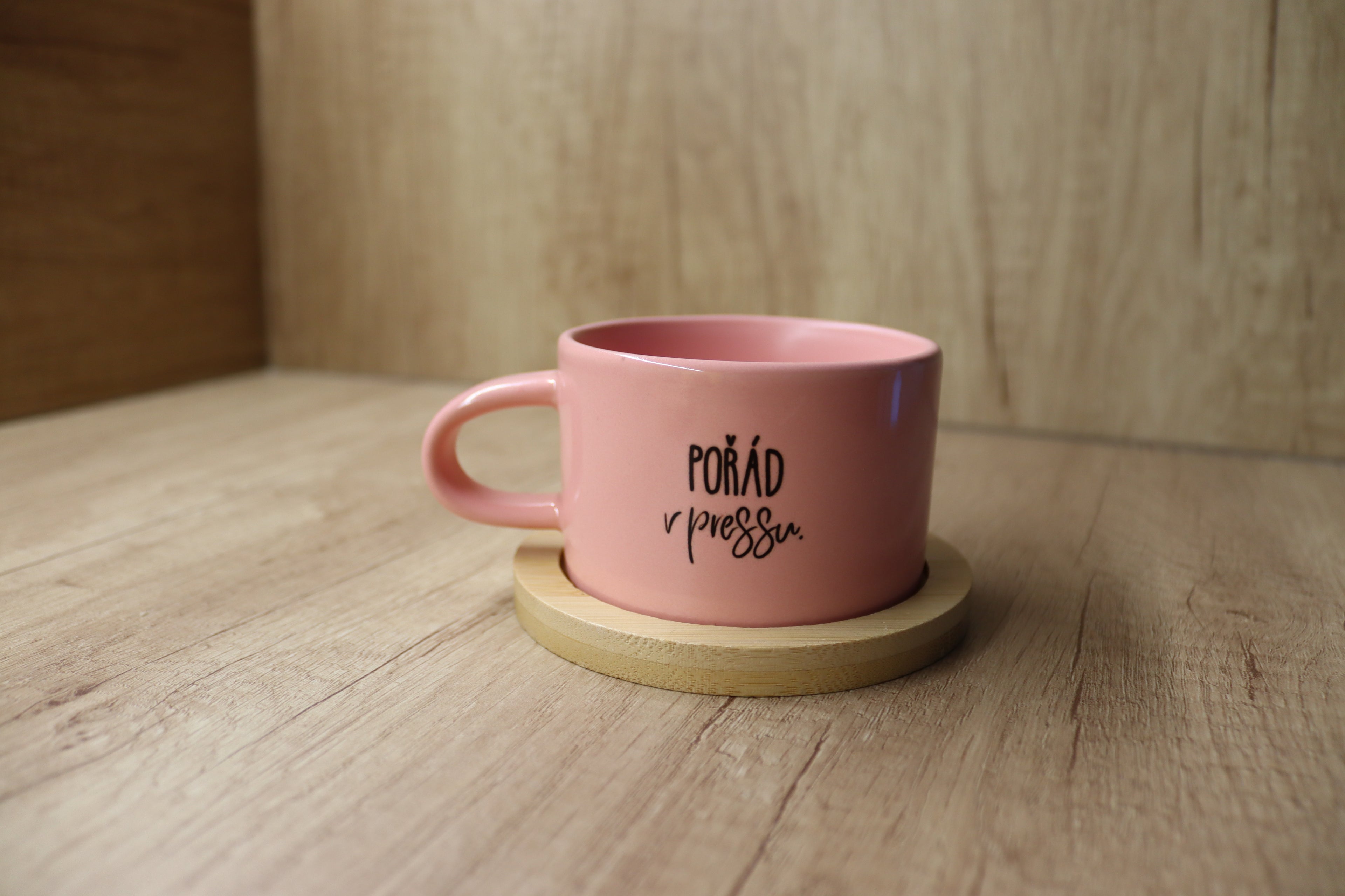Hrnek "Pořád v pressu".