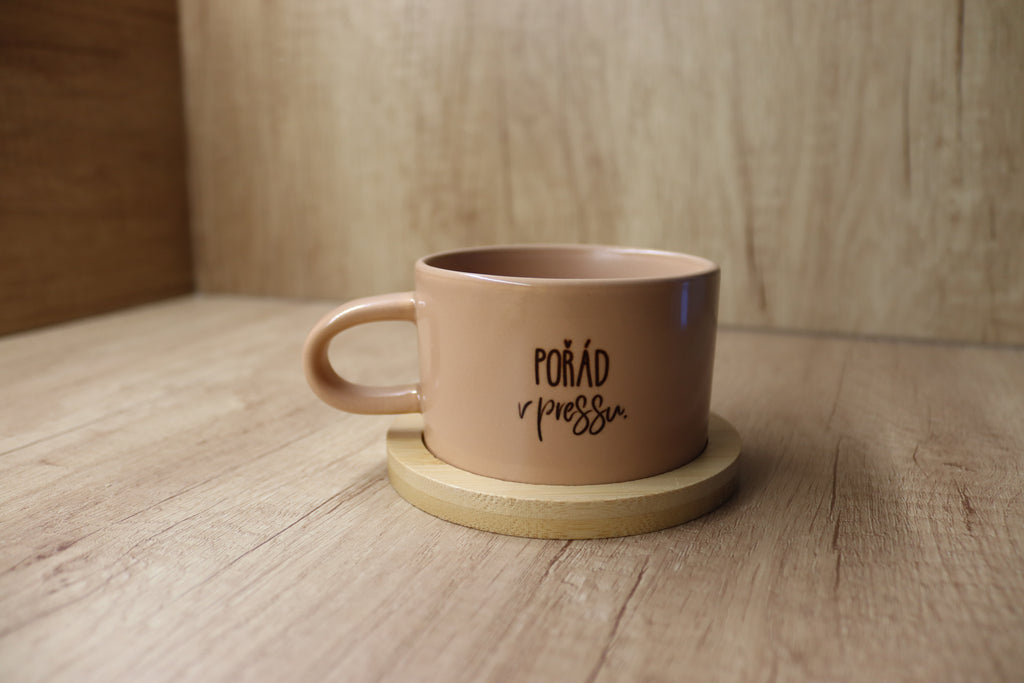 Hrnek "Pořád v pressu".