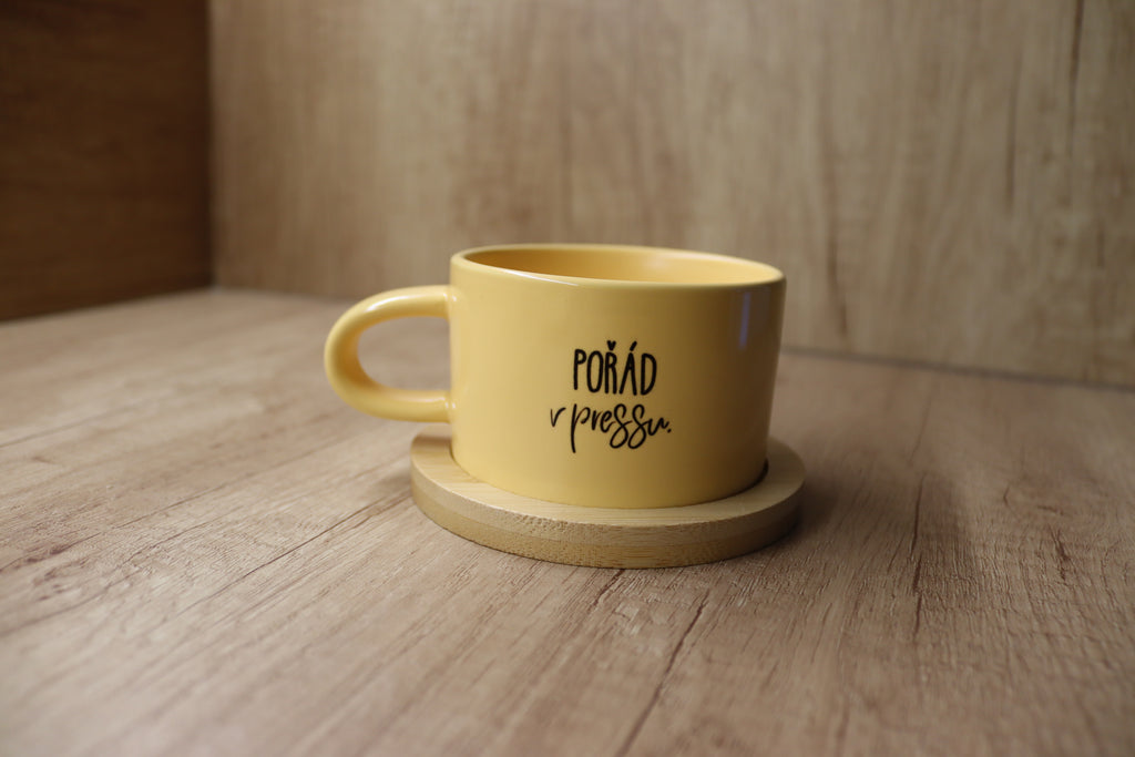 Hrnek "Pořád v pressu".