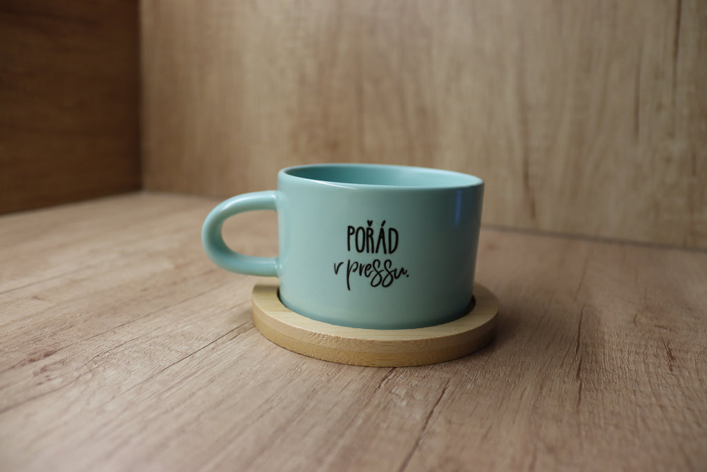 Hrnek "Pořád v pressu".