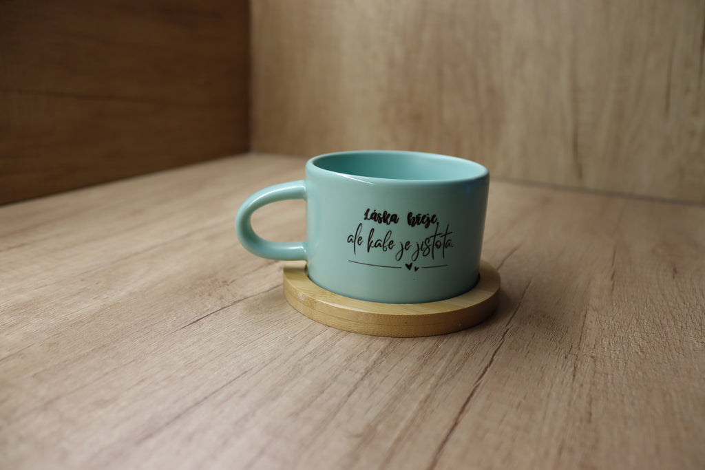 Hrnek "Láska hřeje, ale kafe je jistota."