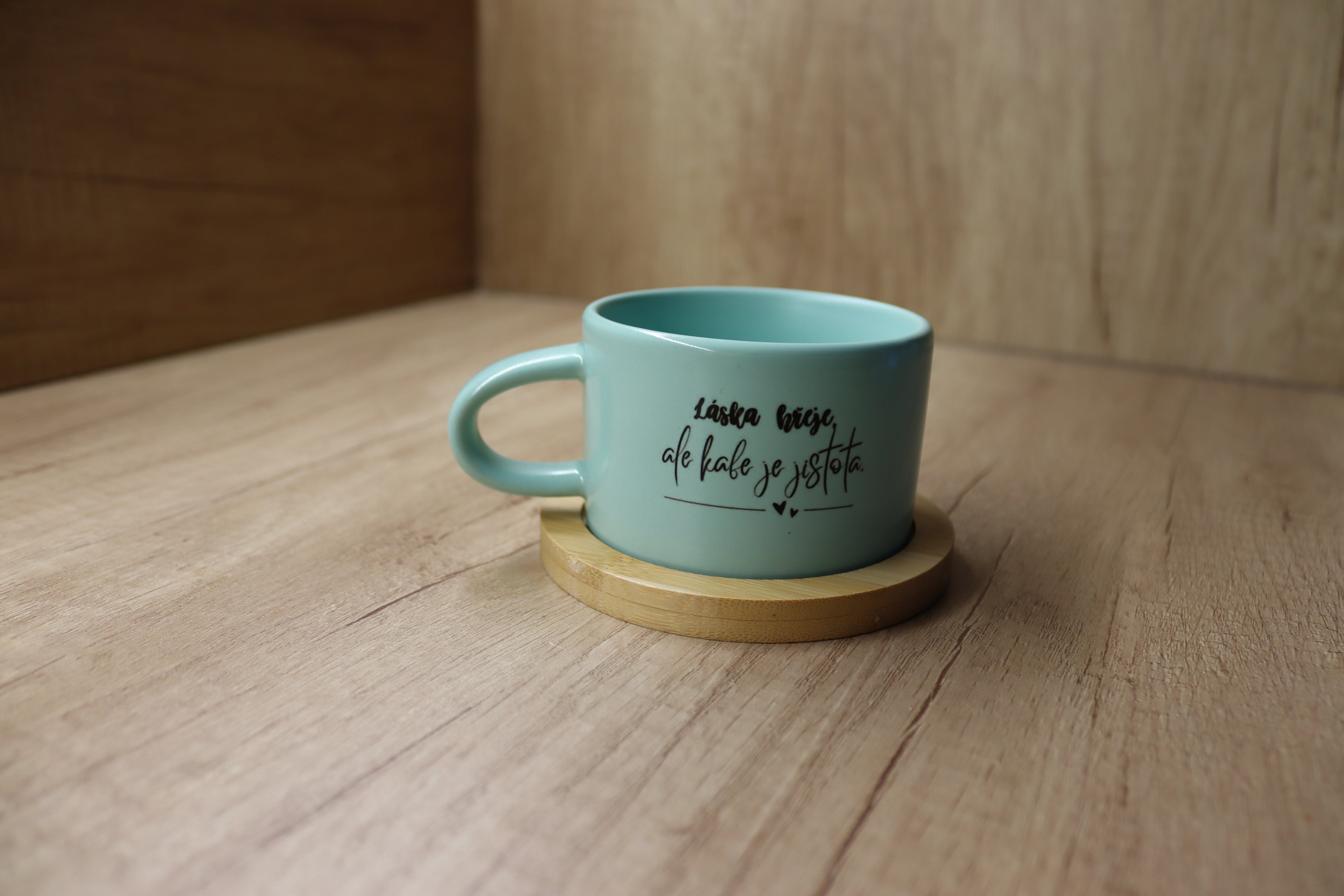 Hrnek "Láska hřeje, ale kafe je jistota."