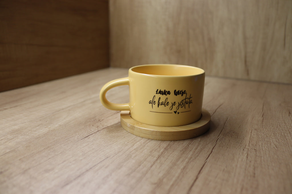 Hrnek "Láska hřeje, ale kafe je jistota."