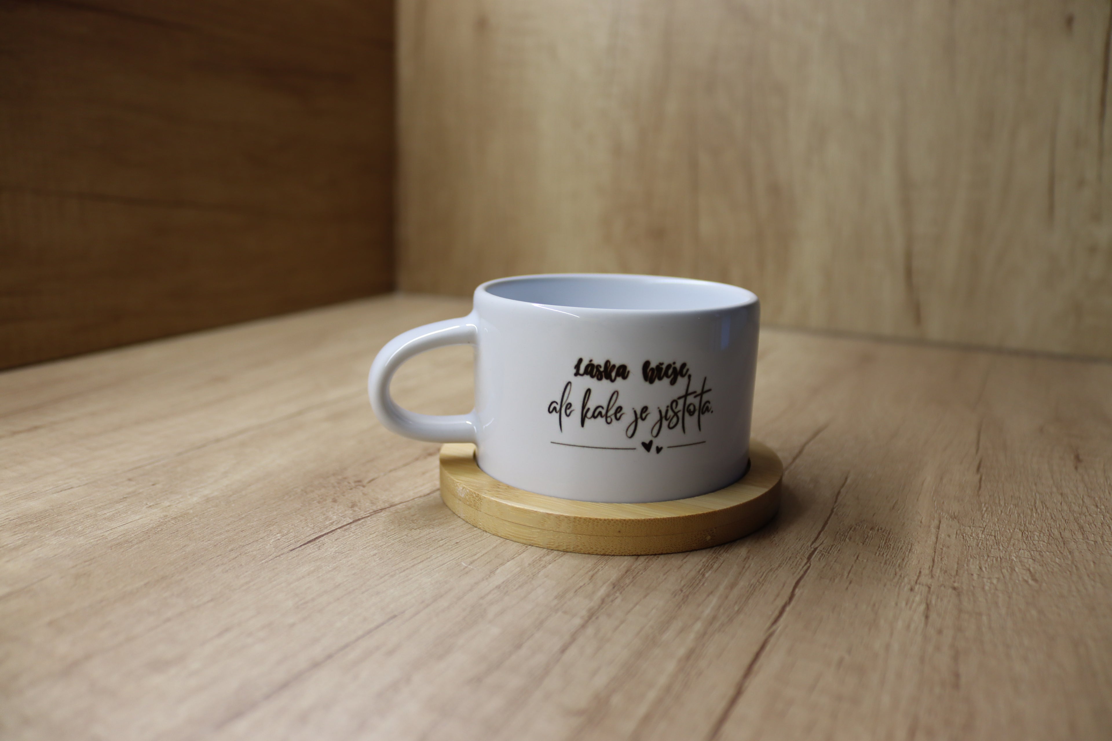 Hrnek "Láska hřeje, ale kafe je jistota."