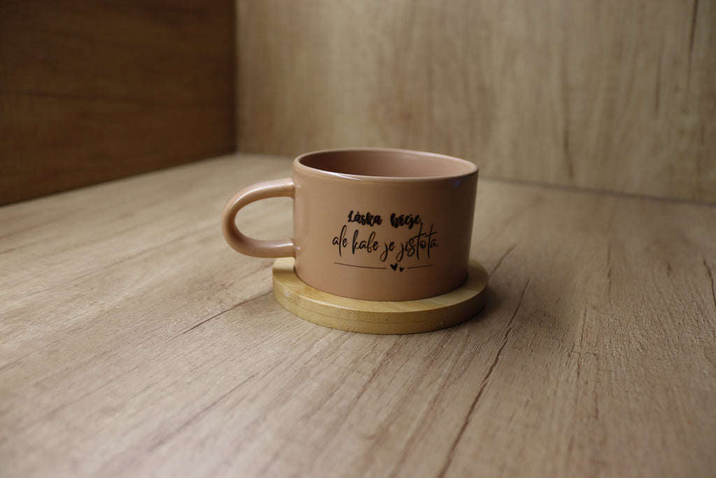 Hrnek "Láska hřeje, ale kafe je jistota."