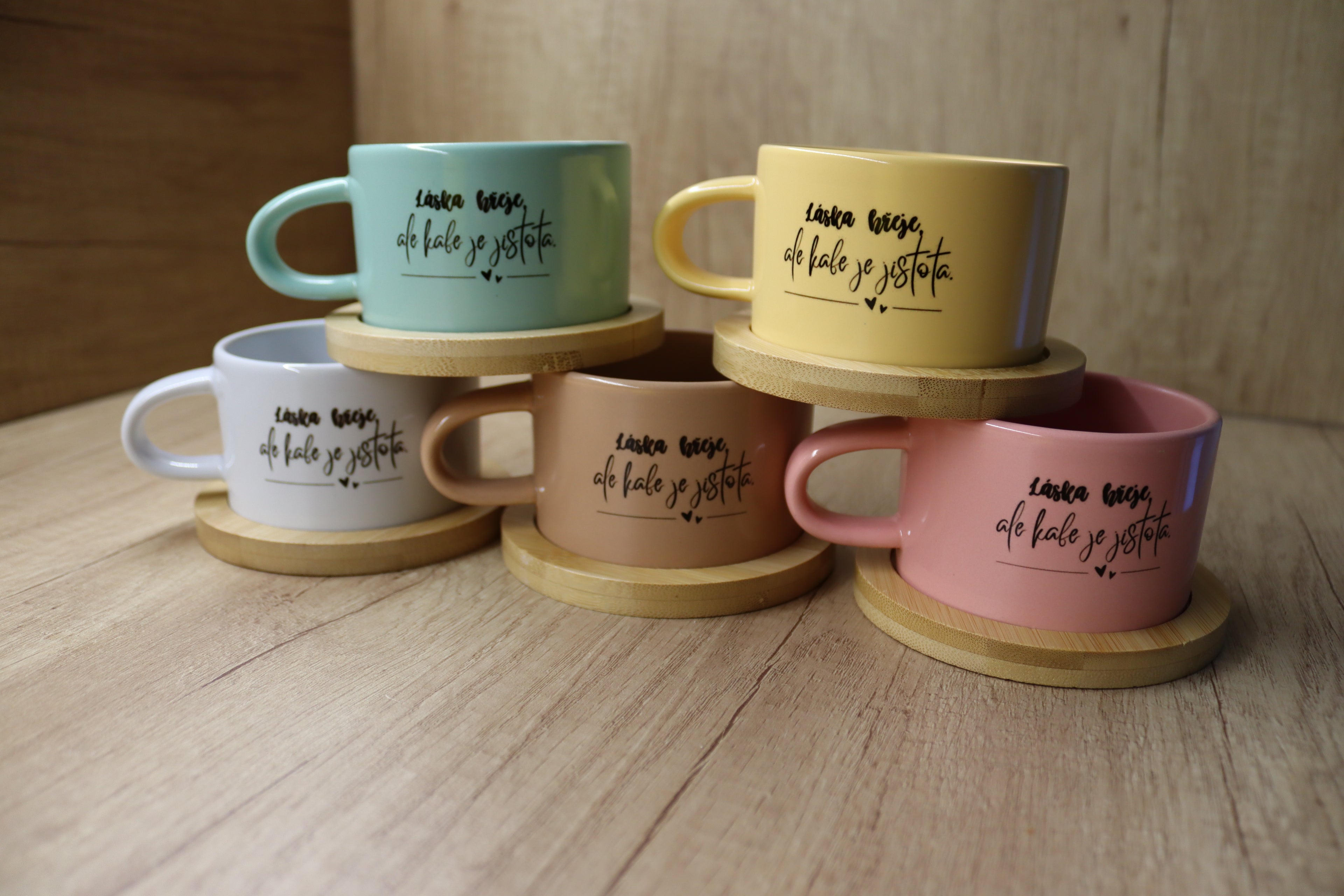 Hrnek "Láska hřeje, ale kafe je jistota."